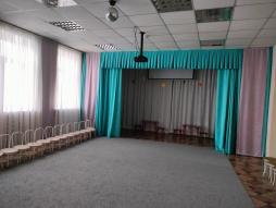 Музыкальный зал (ул. Выборная, 20). Зал расположен на втором этаже, оснащен необходимым оборудованием для проведения музыкальных занятий для всех возрастных групп.